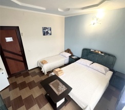 Трехместный номер с балконом в Guest house city center