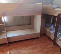 Кровать в 8-местном мужском номере (4 этаж) в Диско