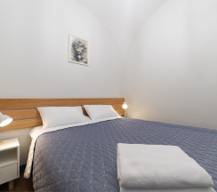 Апартаменты с большой кроватью, кухней-гостиной и отдельным входом в Двенадцать