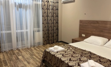 Трёхместный номер Standard с балконом и с красивым видом из окна в Атлас