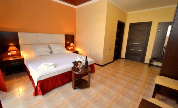 Двухместный номер Superior с балконом и с видом на горы двуспальная кровать в Acropolis palace