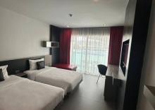 Двухместный номер Deluxe с балконом 2 отдельные кровати в Neon Patong Hotel