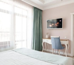 Двухместный люкс Provence №30 с 2 комнатами с балконом и с видом на парк двуспальная кровать в Лель