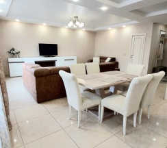 Апартаменты с балконом и с красивым видом из окна в Апартаменты в центре с тремя спальнями на Червякова 55 рядом с парком Победы