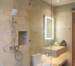 Семейный люкс Plus Outdoor Bathtub с 2 комнатами в Wyndham Garden Naithon Phuket