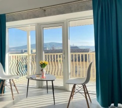 Четырёхместный номер Standard с балконом и с видом на город в Кунак