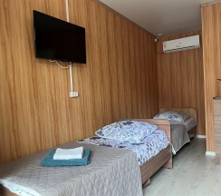 Комната стандарт с 2 односпальными и 1 двуспальной кроватью в На Уютной 10