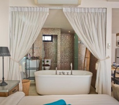 Двухместная вилла Deluxe с видом на бассейн двуспальная кровать в Tropicana Pool Villa