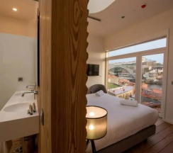 Двухместный люкс с видом на реку двуспальная кровать в The Central House Porto Ribeira - Hostel