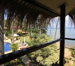Бунгало с красивым видом из окна в Amber Sands Beach Resort