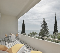 Сюит с террасой с красивым видом из окна в Garden Resort
