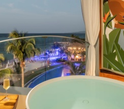Butler Suite Tranquility Soaking Tub Mammee Bay c 1 комнатой с балконом и с видом на океан в Sandals Dunns River All Inclusive