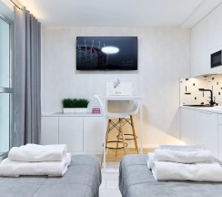 Двухместный номер Deluxe с балконом и с видом на город 2 отдельные кровати в Апартаменты Новые в Минск-Мир возле Avia mall