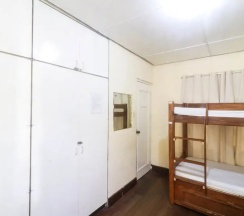Кровать в общем номере в Kamuning Hostel