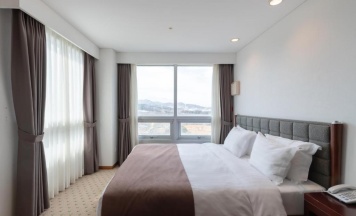 Двухместный номер Standard с видом на горы двуспальная кровать в Hotel Maremons