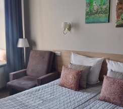 Двухкомнатный апартамент с двумя спальнями и кухонным уголком в На Невском