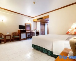 Двухместный номер Standard с видом на улицу двуспальная кровать в Kata Sun Beach Hotel