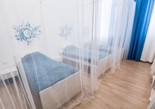 Кровать в женском номере c 2 двухъярусными кроватями и 3 односпальными (удобства на этаже) в Yes! hostel