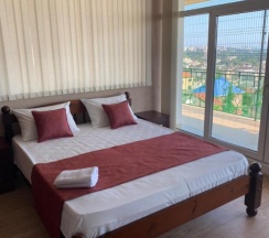 Трёхместный номер Comfort с балконом и с красивым видом из окна в Династия