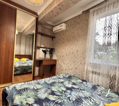 Двухместный семейный номер Comfort с 3 комнатами с балконом и с красивым видом из окна (двуспальная кровать) в ЖК Дельфин 35