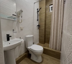 Трёхместный номер Standard с балконом и с видом на город в Morskoy priboy