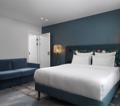 Номер Classic Superior Village c двуспальной кроватью и диваном в Arthurs SPA Hotel by Mercure