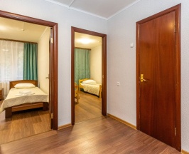 Четырёхместный номер Comfort с балконом в Лесные поляны