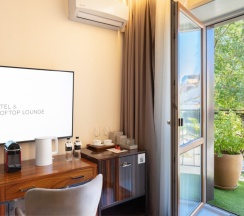 Люкс с балконом, гидромассажной ванной и видом на город в V Hotel&Rooftop lounge