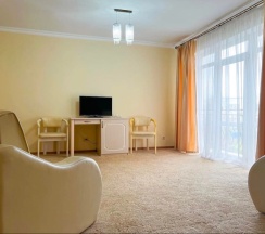 Трёхместный номер Superior с балконом и с красивым видом из окна в Папа