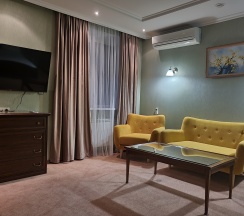 Номер "Делюкс" четырёхместный с двумя двуспальными кроватями в Brut hotel