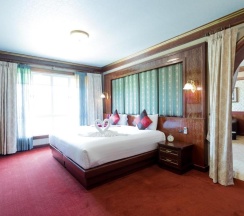 Люкс с видом на бассейн в Erawan Hotel
