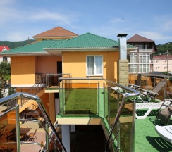 Коттедж с 3 комнатами с балконом и с красивым видом из окна в Удача