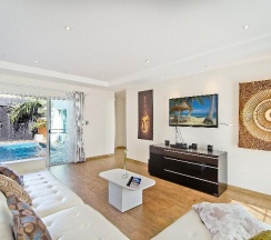 Вилла с балконом в Tropicana Pool Villa