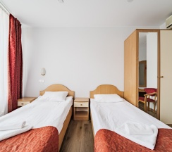 Улучшенная комната с двумя кроватями и диваном в Октавиана