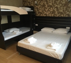 Комната стандарт с 1 двуспальной кроватью и 1 двухъярусной кроватью в Air Azov