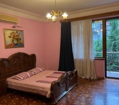 Двухместный номер Standard с балконом двуспальная кровать в Guesthouse Parnavaz Mepe