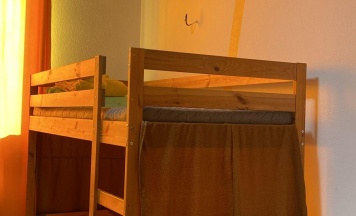 Кровать в общем женском номере с 2 двухъярусными кроватями (общие удобства) в Уютный