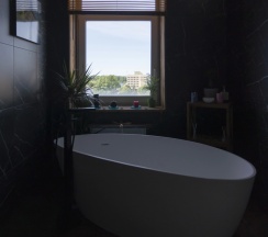 Апартаменты с балконом и с красивым видом из окна в Апартаменты Viipuri House люкс с сауной