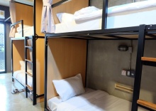 Кровать в общем номере в Sleepover Hostel Bangkok