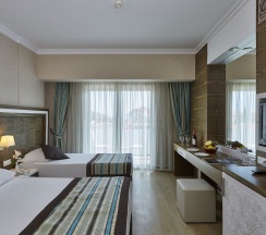 Трёхместный номер Standard с балконом в Отель Royal Towers Kiris