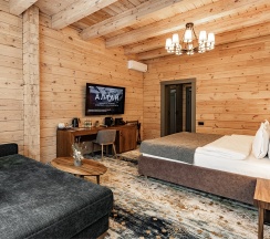 Номер Делюкс с двуспальной кроватью c видом на реку и террасой в Grand Chalet Altay