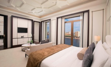 Двухместный люкс St. Regis c 1 комнатой с балконом и с видом на реку двуспальная кровать в The St. Regis Astana