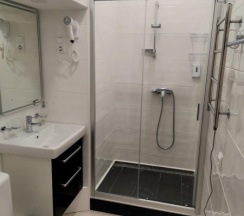 Кровать в женском  шестиместном смежном  номере в Танский