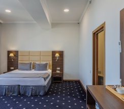 Senior Suite with balcony в Central City
