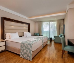Трёхместный номер Deluxe с частичным видом на море в Ramada Plaza by Wyndham Antalya