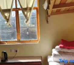 Кровать в общем номере (мужской номер) в Up In The Air Youth Hostel