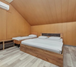 Пятиместные апартаменты с 2 комнатами с балконом и с видом на горы в Green rent