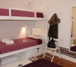 Кровать в общем номере с красивым видом из окна в Lost Inn Lisbon Hostel