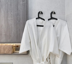 Двухместный номер Deluxe с балконом и с видом на город 2 отдельные кровати в Апартаменты Новые в Минск-Мир возле Avia mall