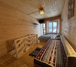 Семейный коттедж с балконом и с красивым видом из окна в Villa Natella
